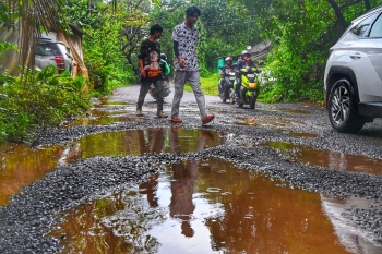 ﻿State scrambles to repair roads ahead   of Chaturthi amid unrelenting rains