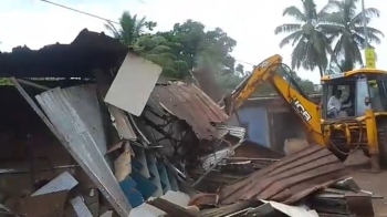 ﻿Illegal shops at Karaswada junction razed