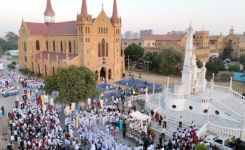 Monstrance taken in procession in Karachi after over 50 years