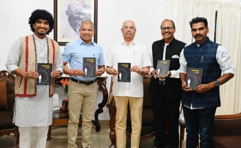 ﻿Kerala Guv releases Pernem journo’s book of poems