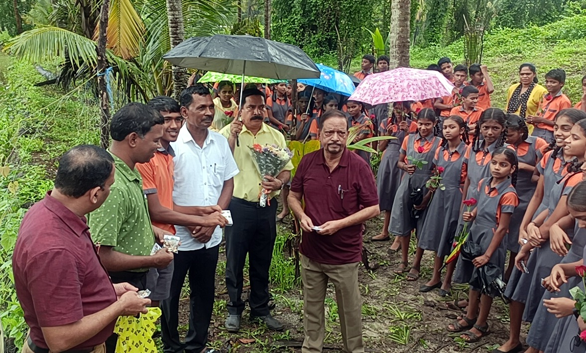 Velsao school students get paddy farming experience