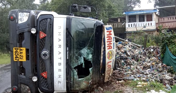 Truck carrying Goa garbage overturns near Khanapur