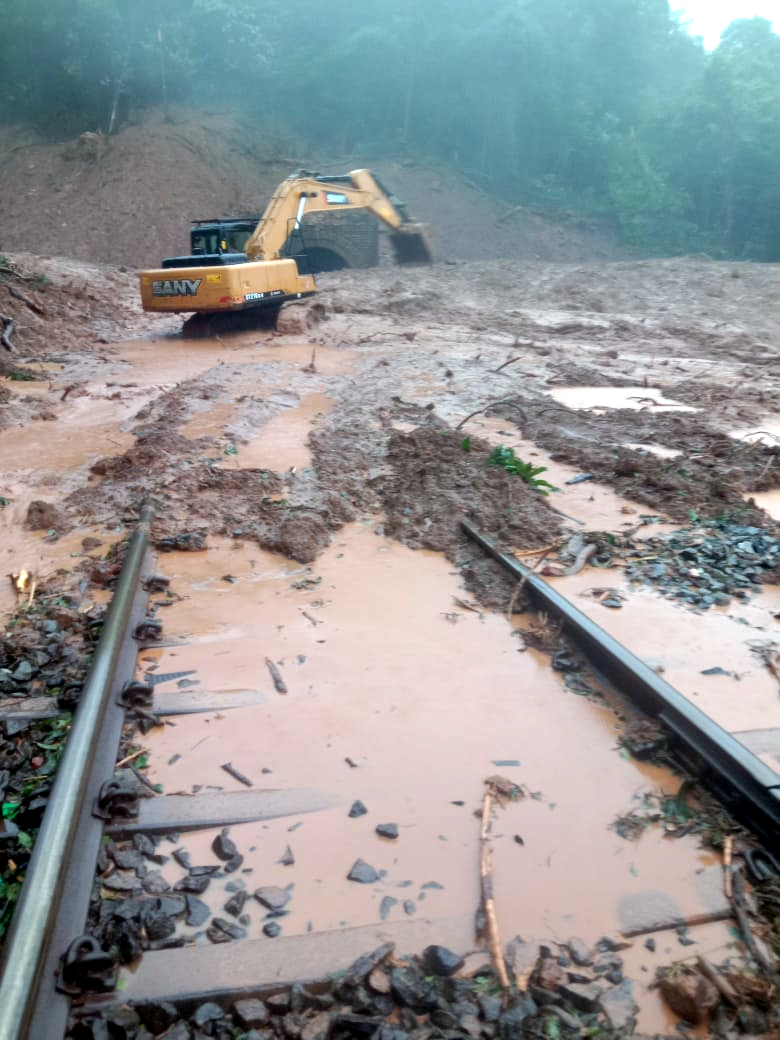 The Goan Everyday Swr Work On War Footing To Clear Landslide