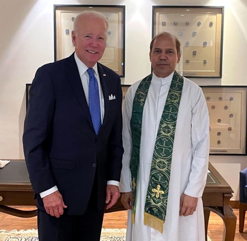 Priest of Goan origin celebrates private Mass for US President before G20 Summit, gifts him Bebinca