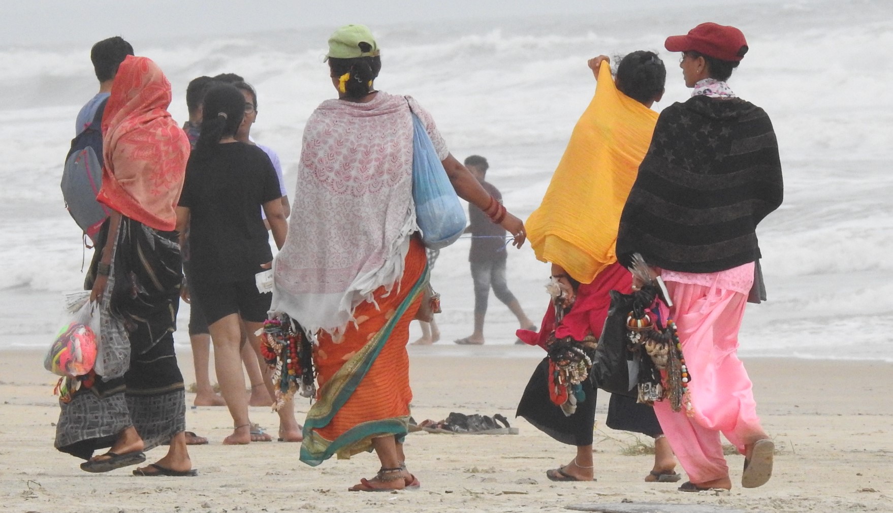 In absence of tourist police, migrant hawkers,  strays make merry along Salcete beaches