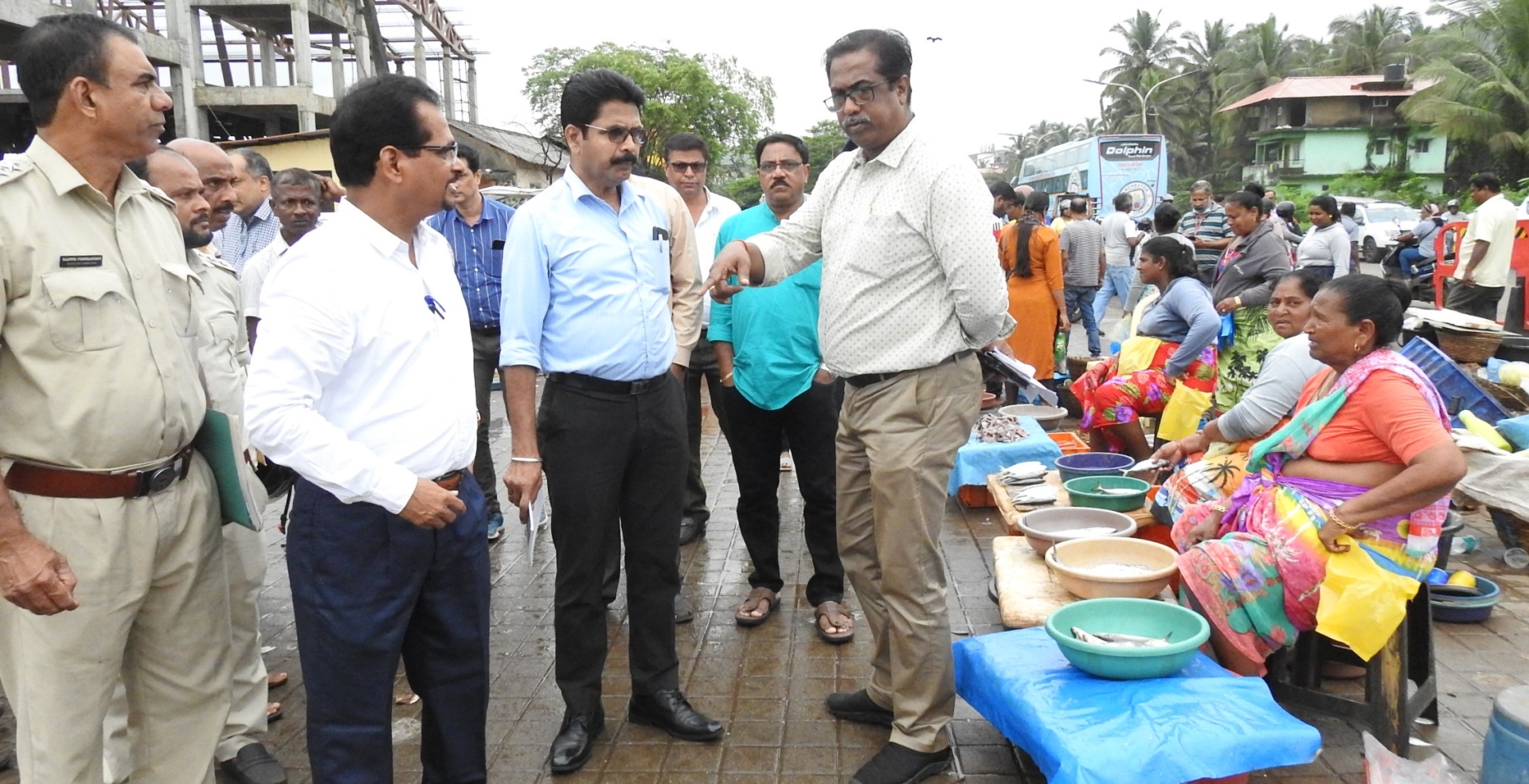 Fish traders willing to pay for parking if   vehicles allowed to park inside market