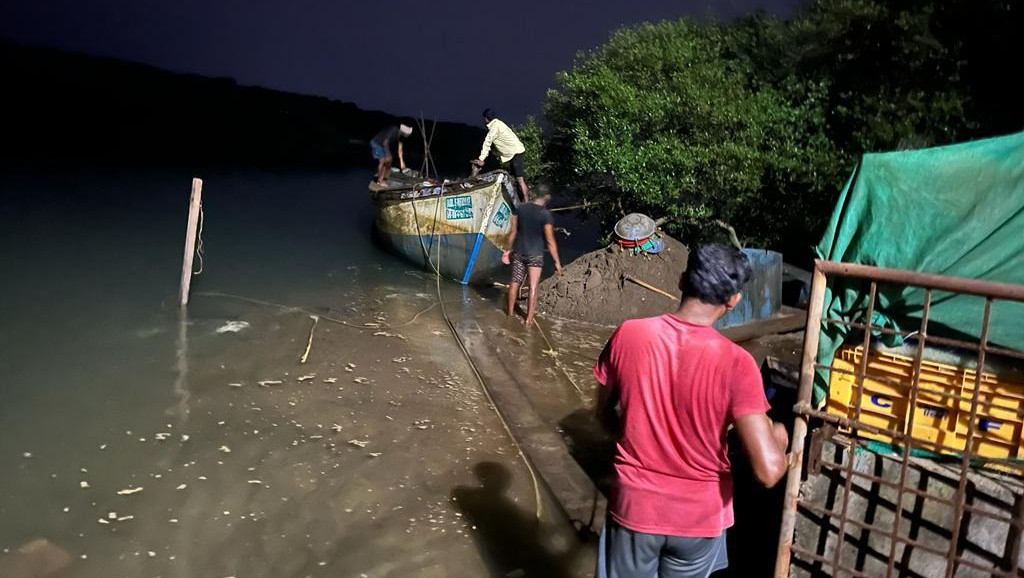 Illegal sand extraction: 3 trucks, 1 canoe seized