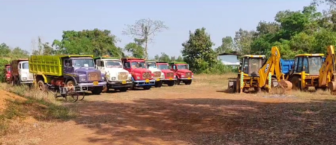 Cuncolim police   attach 16 trucks,  two JCB machines