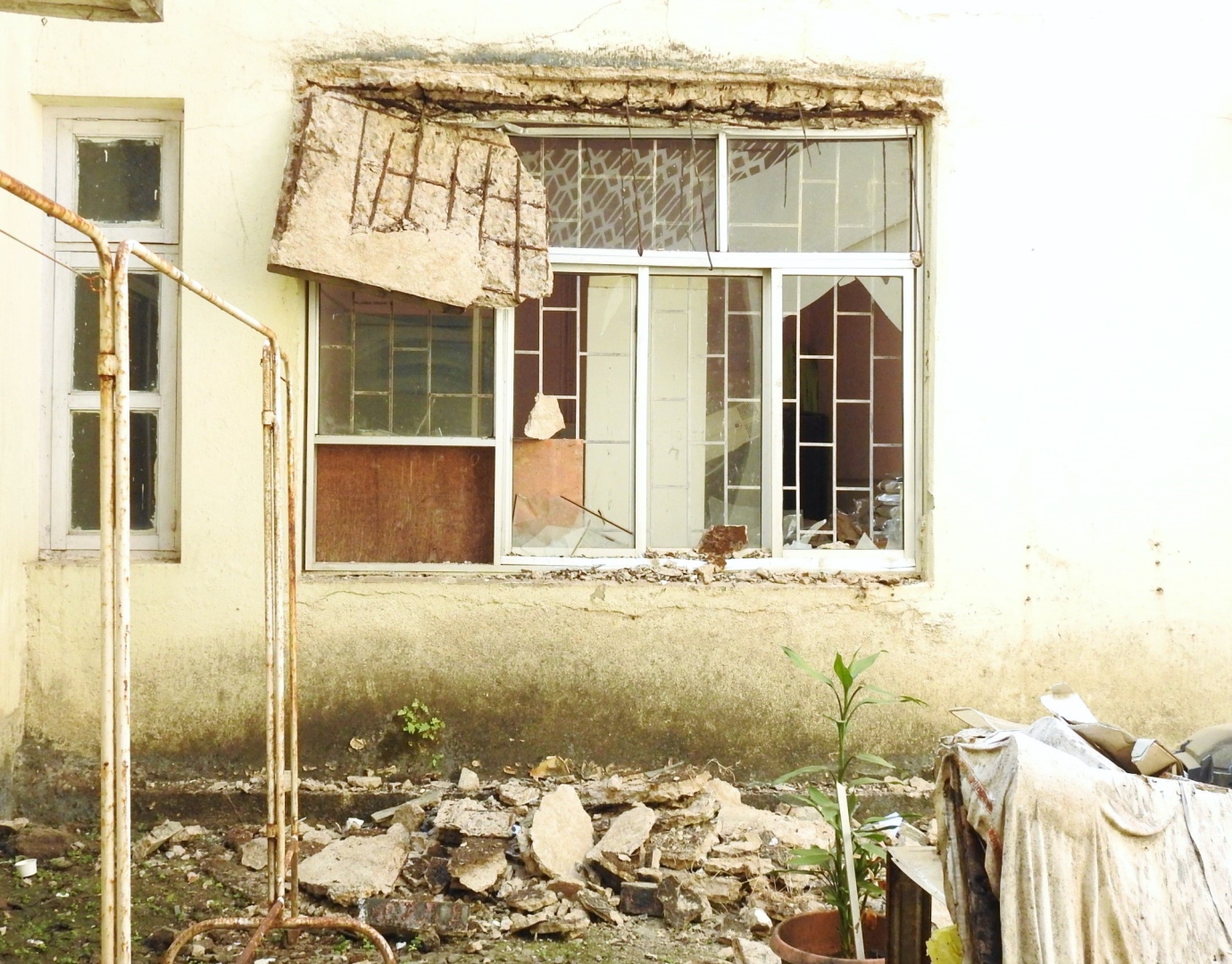 Hospicio annex building's 'chajja' collapses