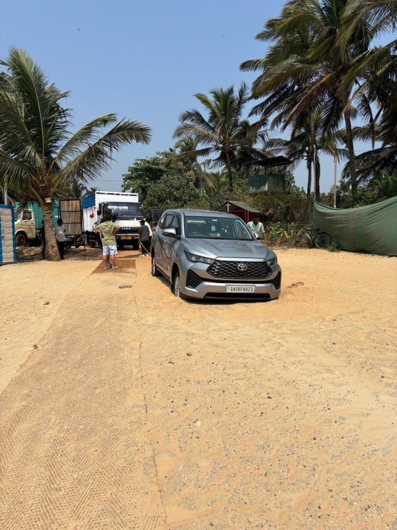 The Goan EveryDay: Car gets stuck in sand at Benaulim, police to probe ...