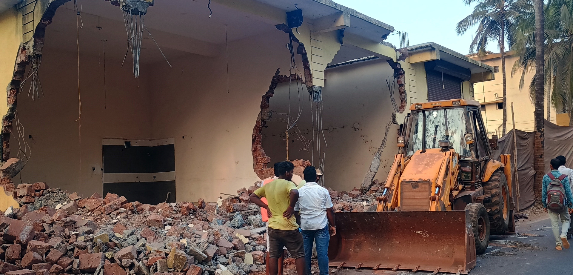 Builder begins demolishing three illegal shops in Canca