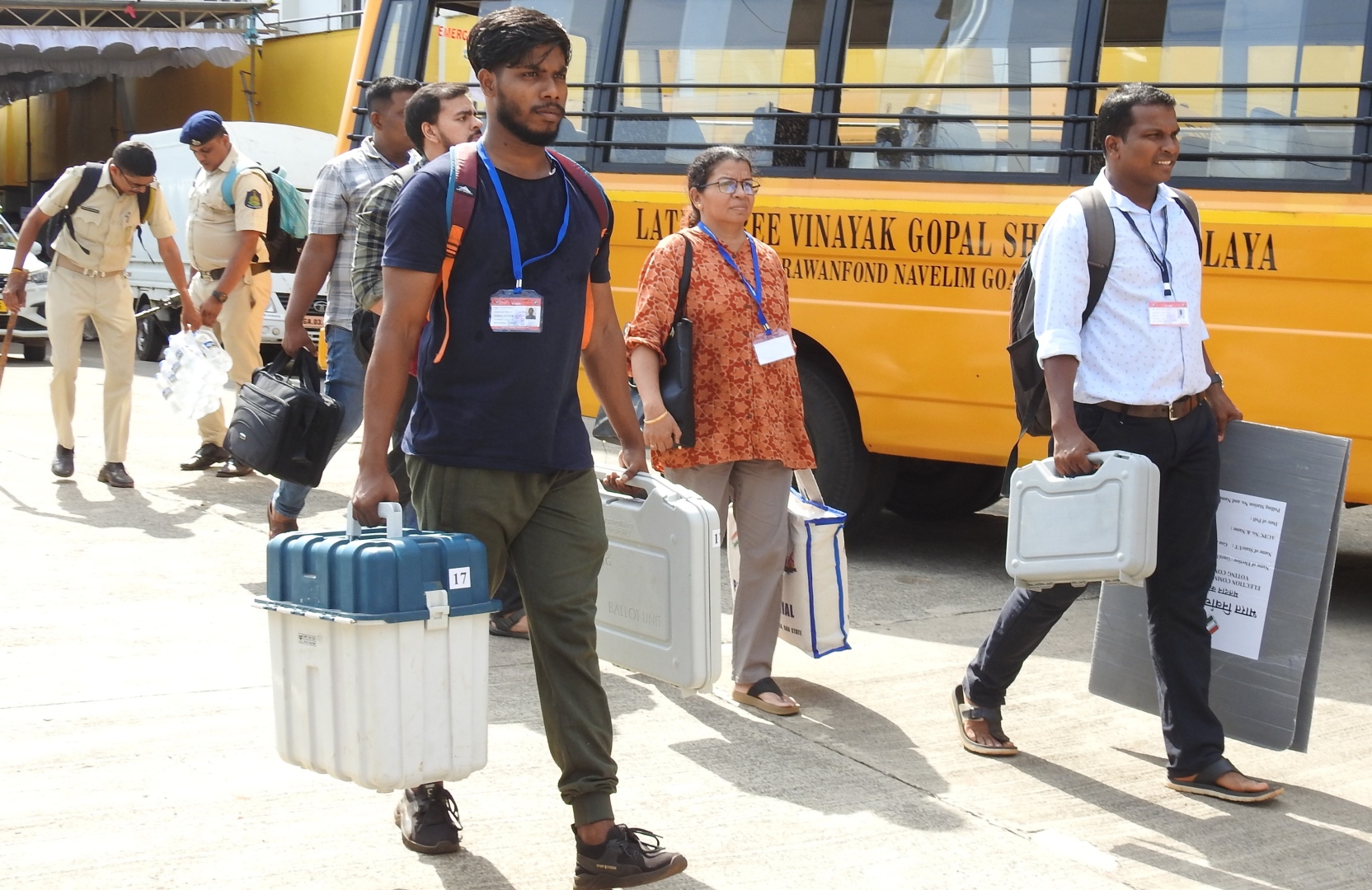 The Goan EveryDay: Polling officials collect EVMs, fan out to 800-odd  polling stations