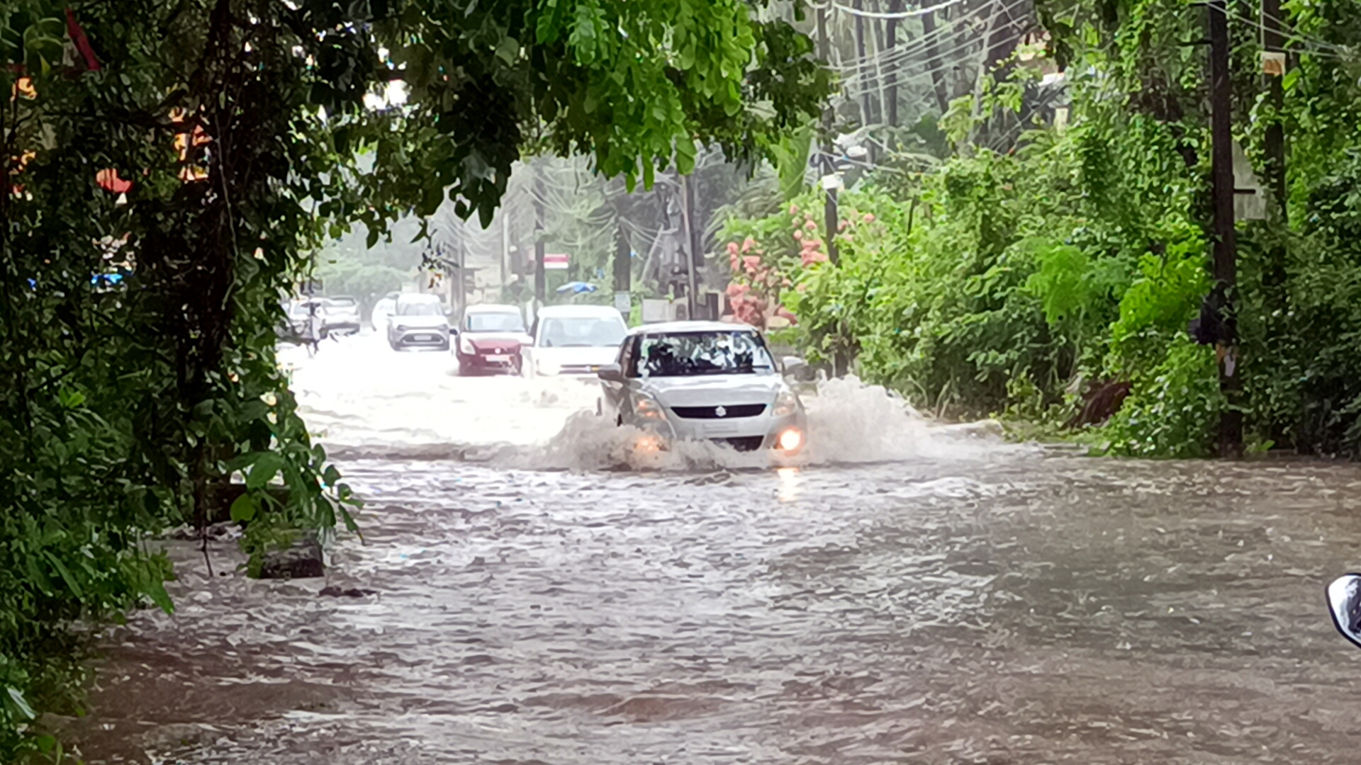 The Goan EveryDay: Traffic affected as Agassaim market road submerged