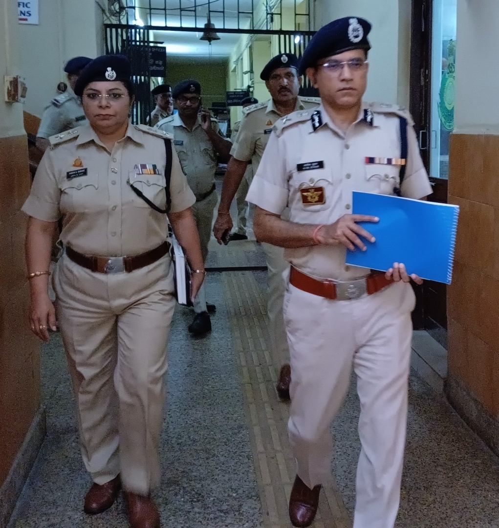 DGP visits South HQ, reviews crimes, traffic and discusses ways to improve policing