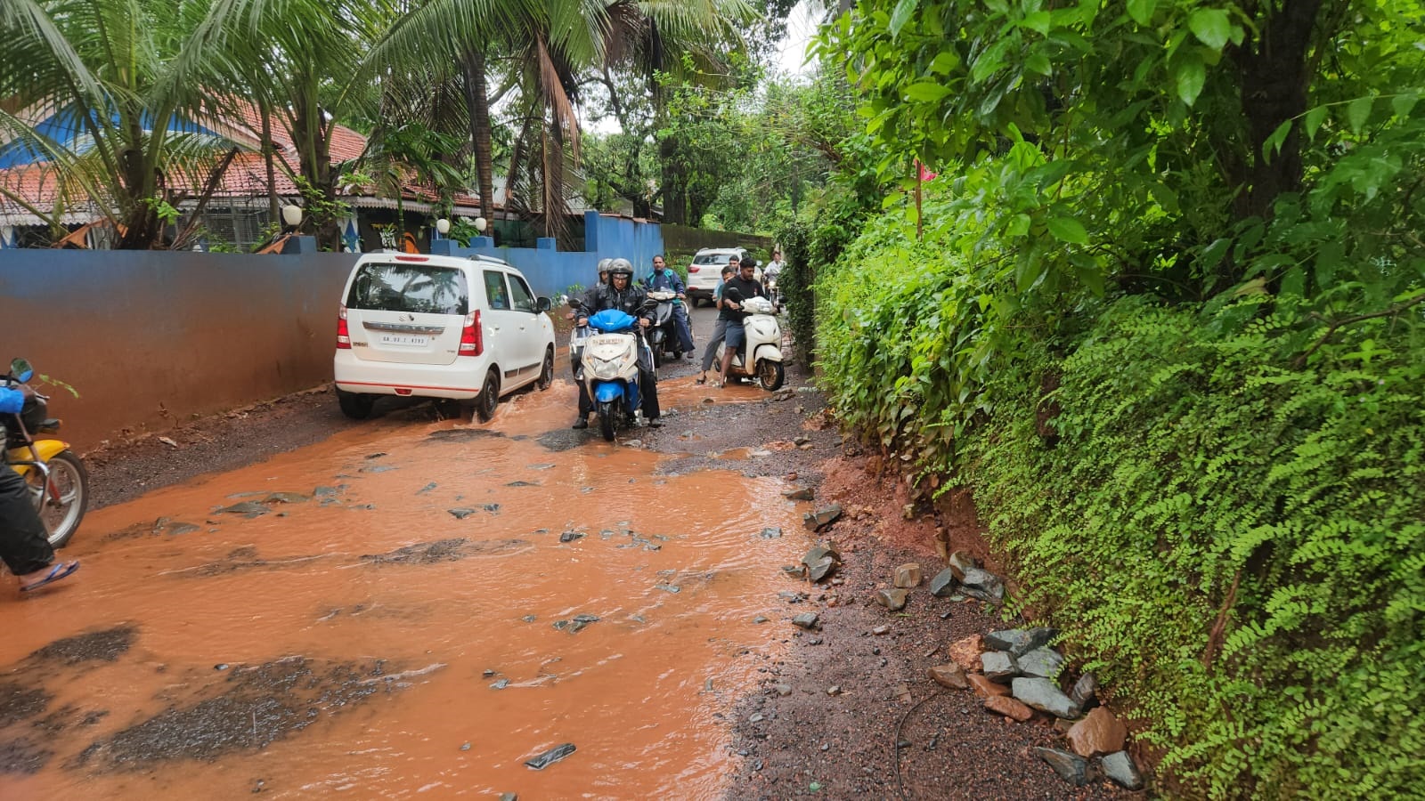 Rains wreak havoc on Mapusa roads, motorists struggle