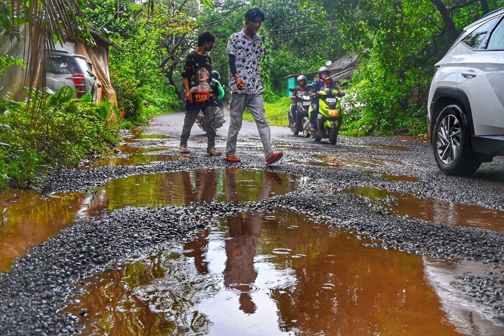 ﻿State scrambles to repair roads ahead   of Chaturthi amid unrelenting rains