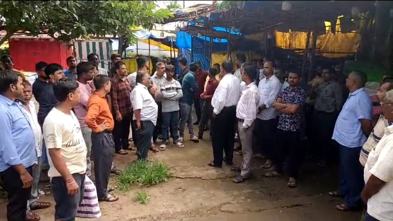 Municipal modern market vendors protest against roadside vendors in Vasco