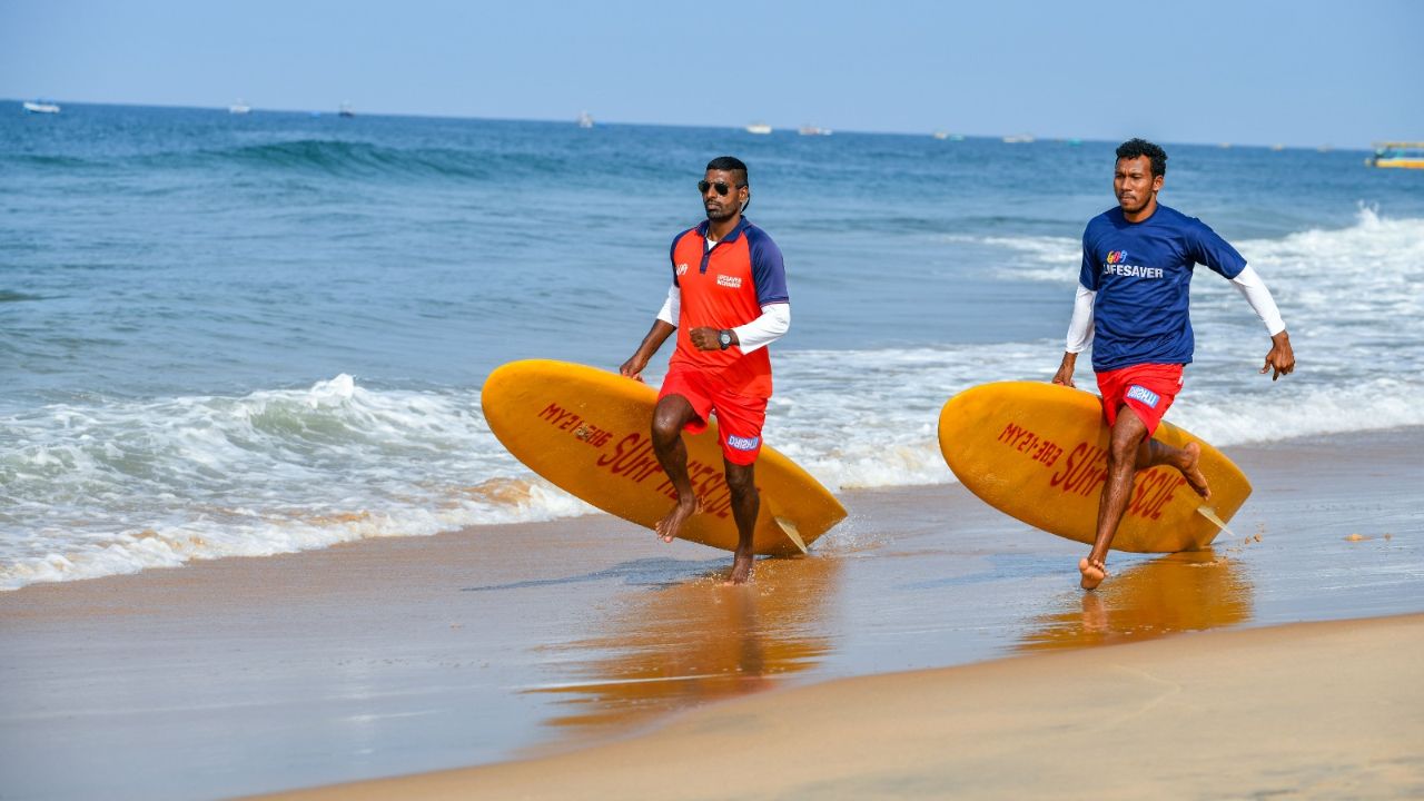 ﻿Lifeguards rescue 24 beachgoers, including Russian mother-daughter duo