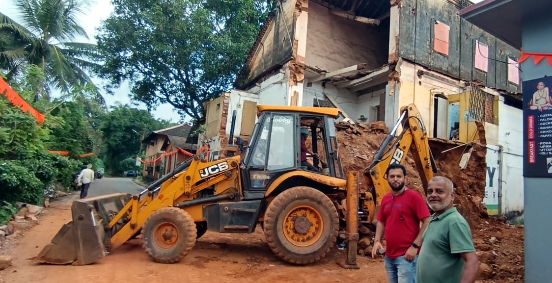 Portion of old building collapses in Pernem