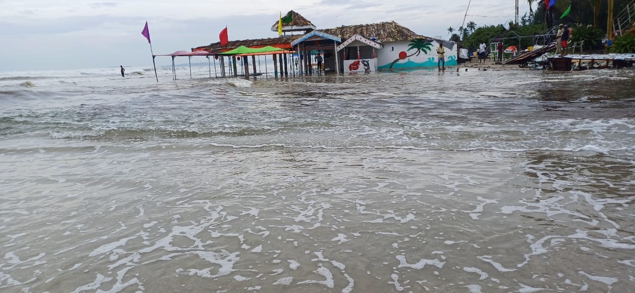 ﻿Rising sea water inundates beach shacks along Salcete coast