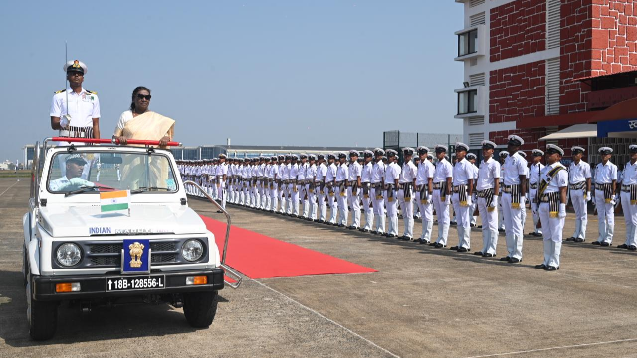 President of India makes transit visit to Goa, embarks on INS Vikrant for Naval operations