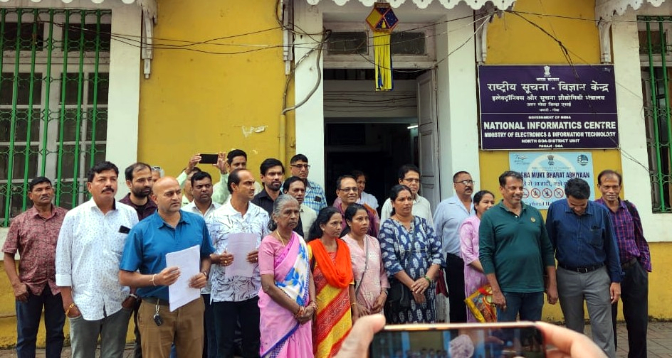 Decree holders rally against builder at North Goa Collectorate