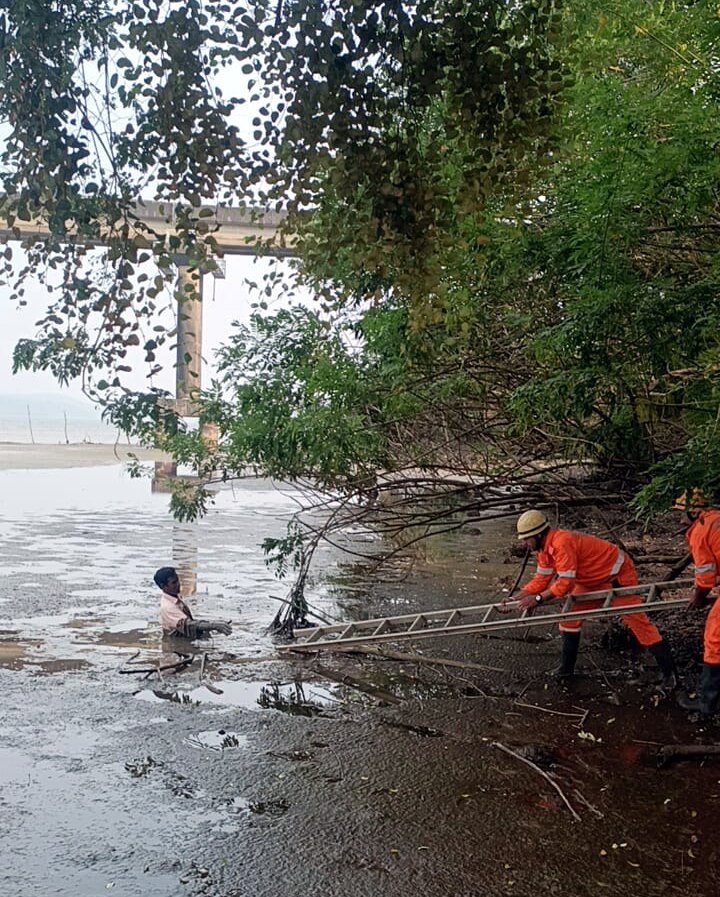 Man rescued after being   trapped in muck near   Cortalim ferry point