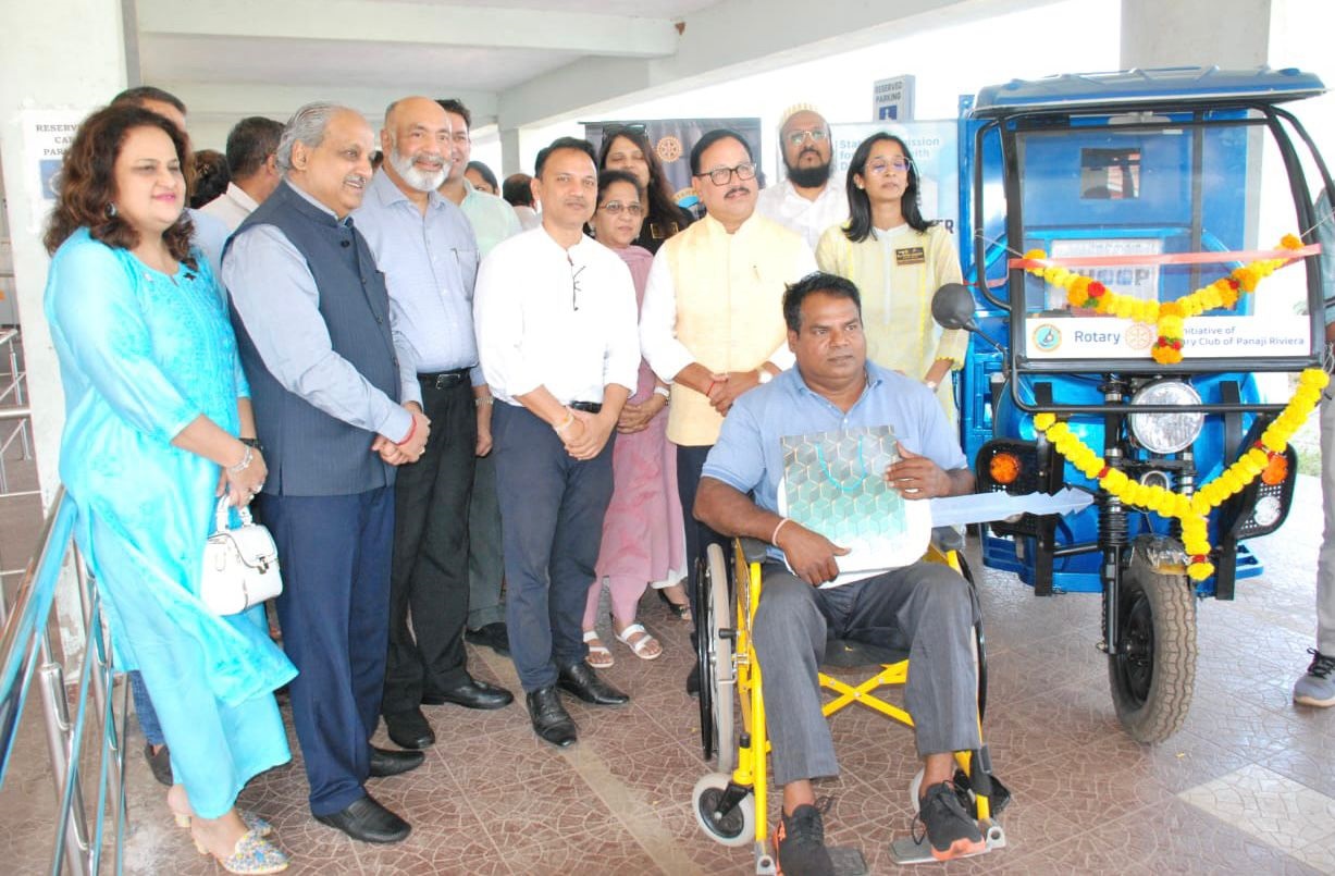 ﻿Modified E-rickshaw foodcart   provided to PwD