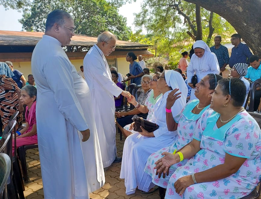 Cardinal hosts Christmas celebration  for senior citizens at Old Goa centre