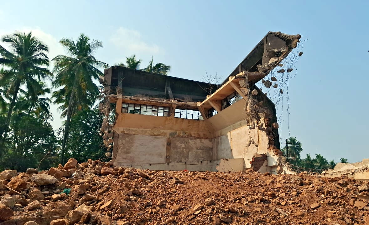 Sanguem town hall demolition incomplete, endangers public