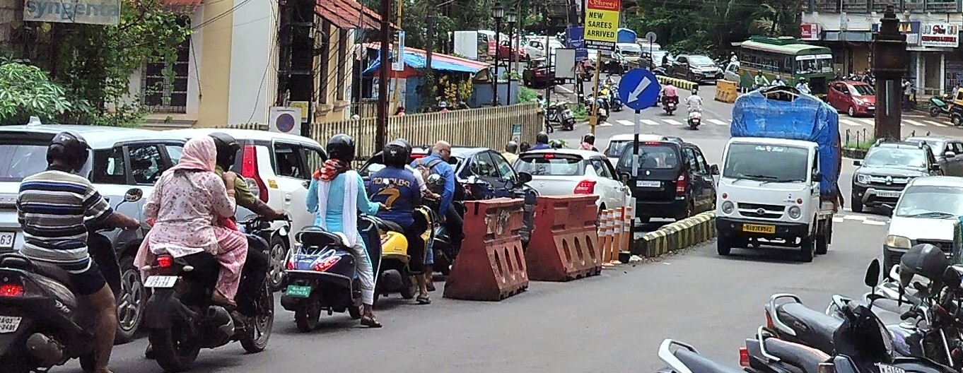 Gridlocked! Mapusa junction sees daily chaos sans signals