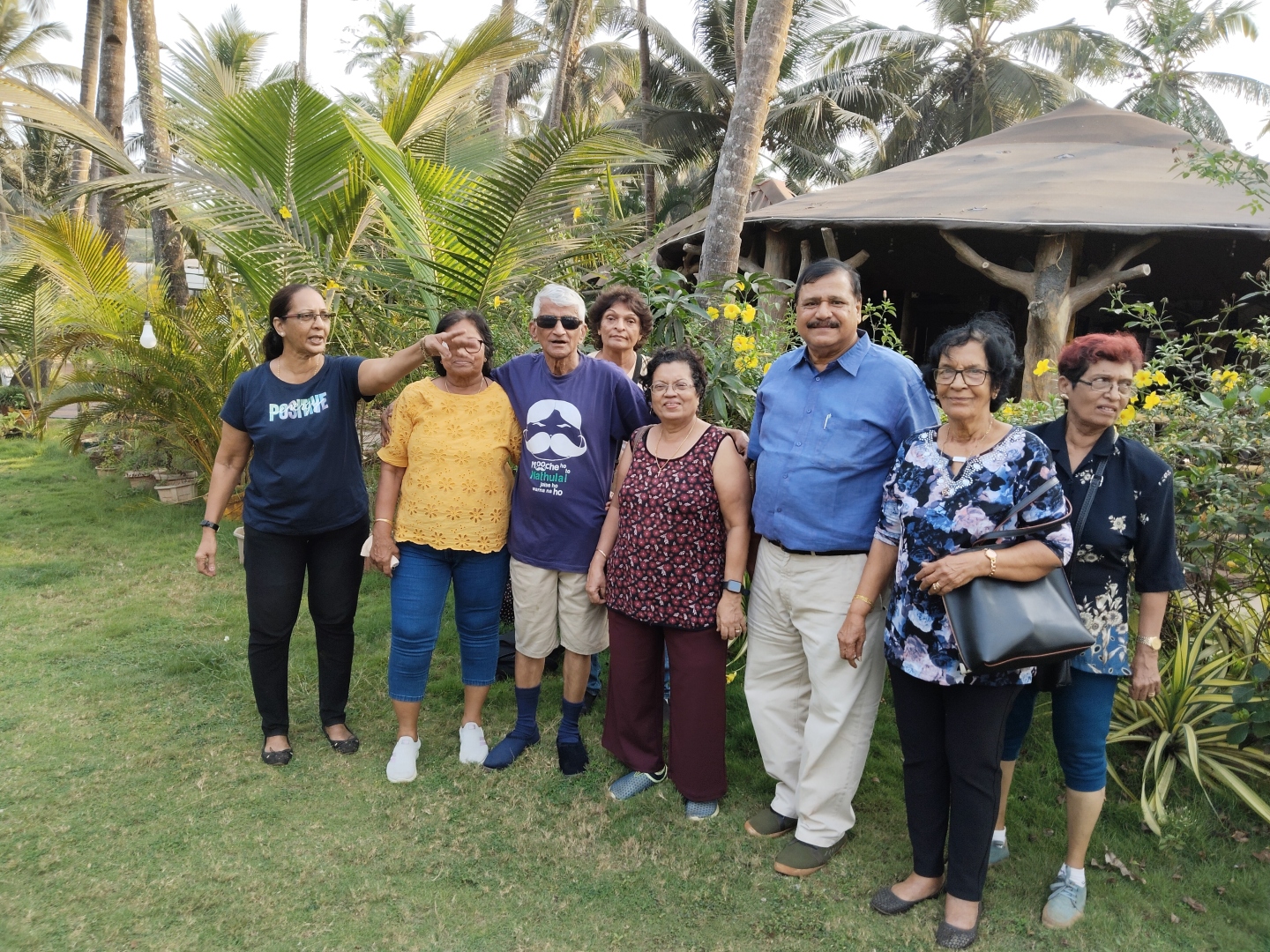 ﻿Elders day out on banks of Sal