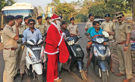 Calangute cops conduct unique road safety drive on X’mas Eve; distribute candies, educate people