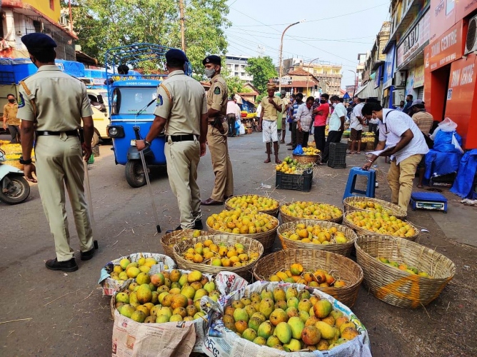 Mangoes aplenty for sale in Margao, but no takers