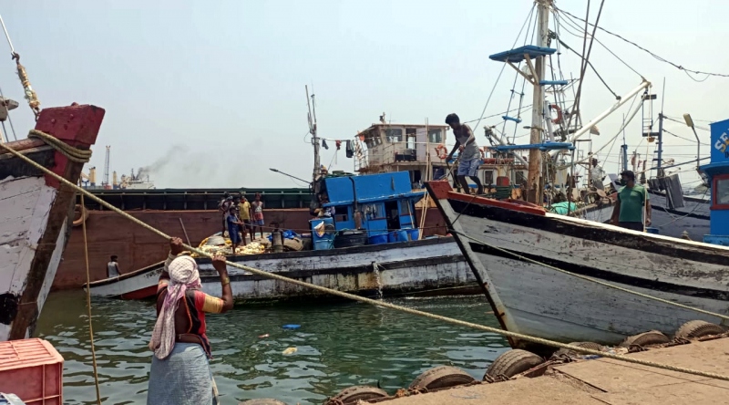 The Goan EveryDay: Barge drifts from sea, damages trawlers at ...