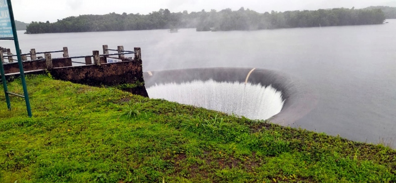 Selaulim dam overflows through duckbill spillway