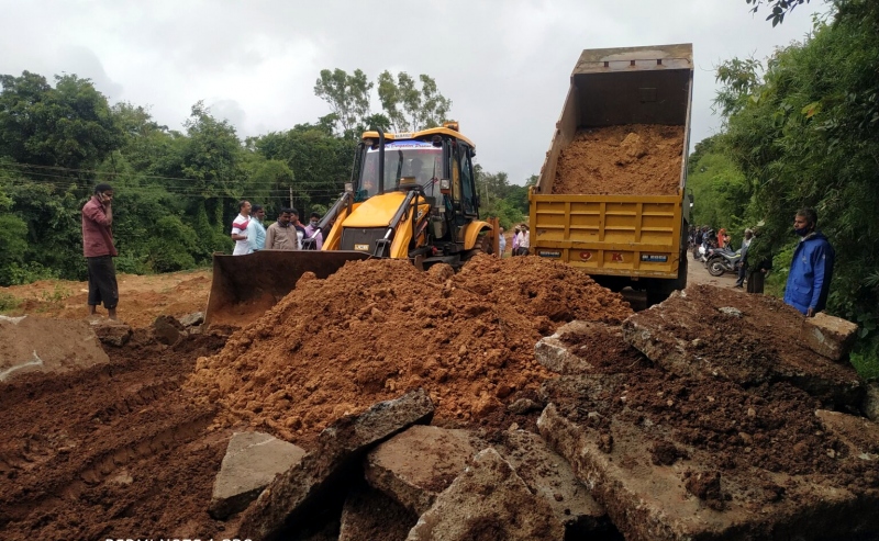 Londa locals repair Belagavi-Goa NH4A