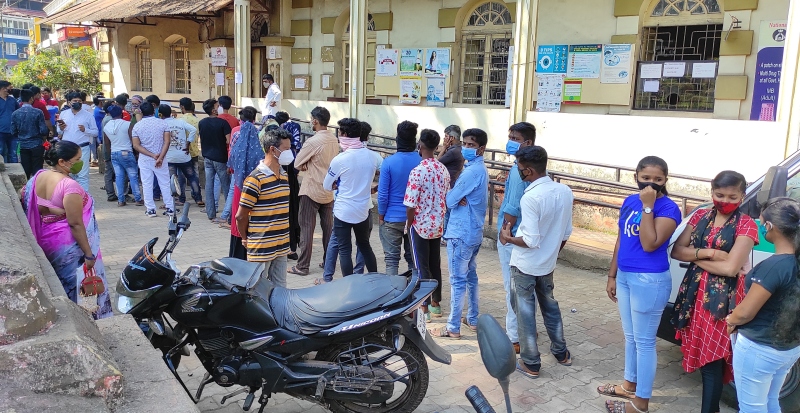 Vaccination makes comeback at Margao UHC, people queue up in scorching heat