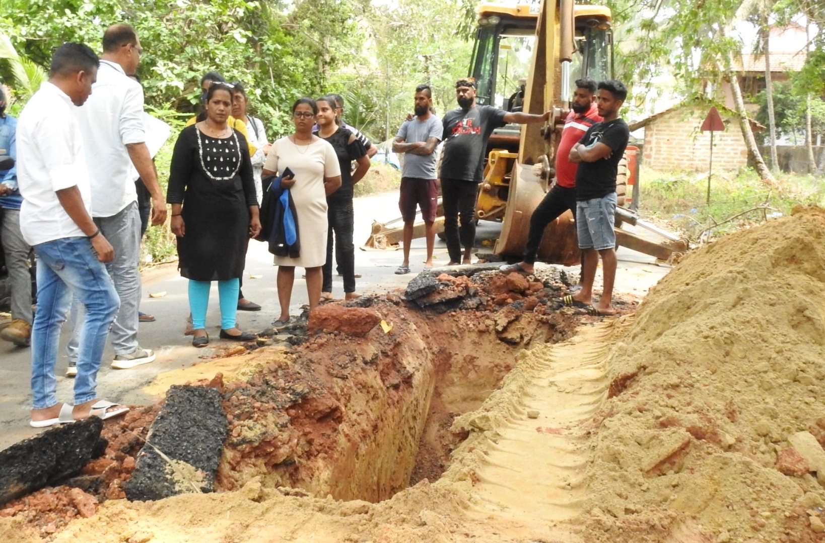 Benaulim village panchayat issues order to stop work of pipeline for carrying treated sewage water into river Sal