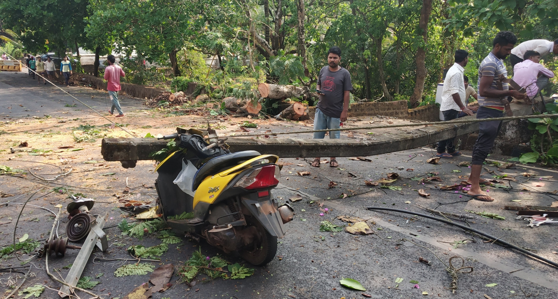 Rider escapes as power pole comes down on moving scooter in Mapusa