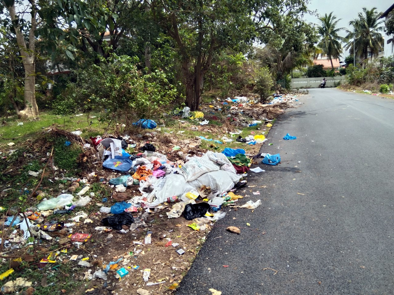 Road opposite Porvorim PHC   turns garbage dumping site