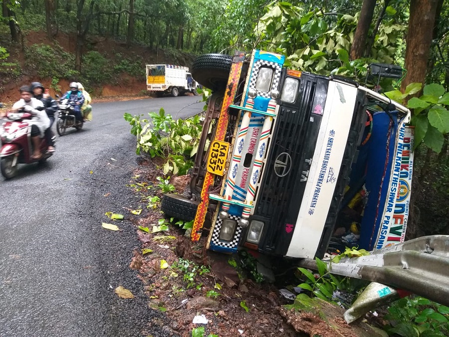 The Goan EveryDay: Truck falls off road at Karmalghat, third accident ...