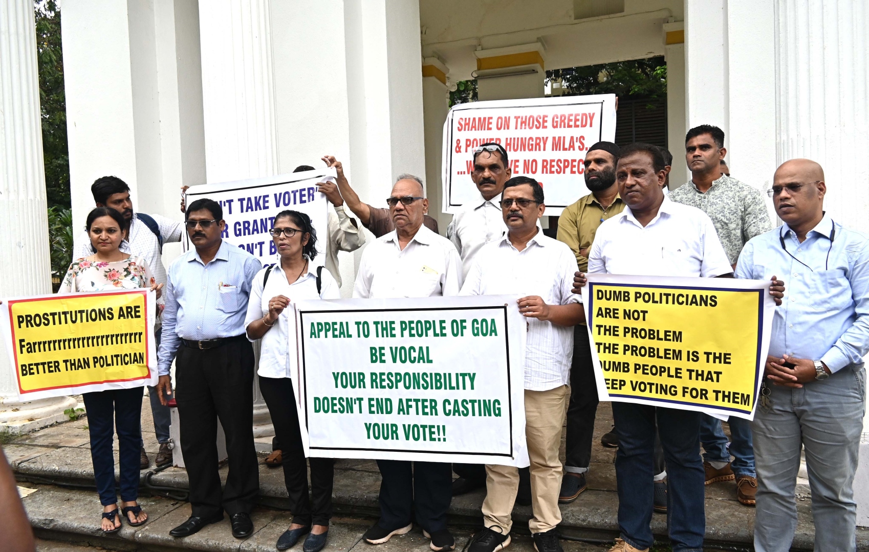 Citizens stage stir against defectors at Azad Maidan