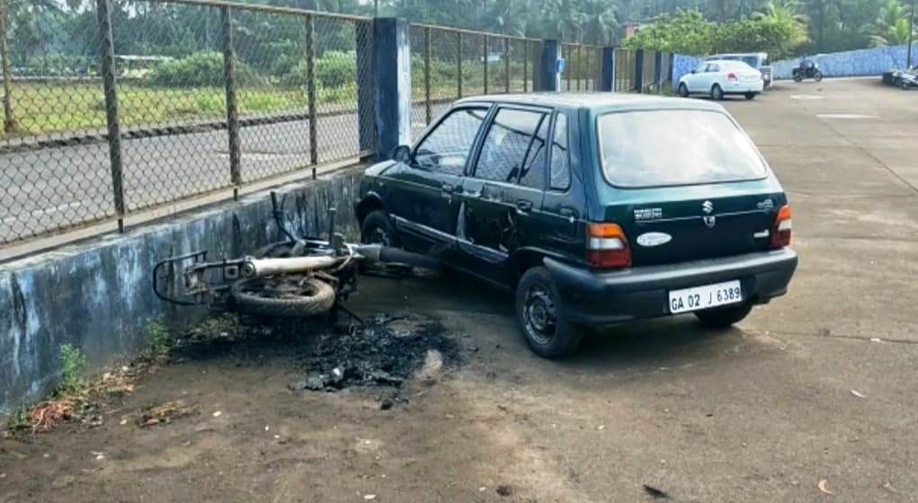 Motorcycle set ablaze at Cuncolim, damages car