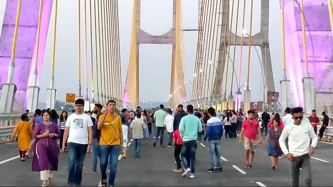 Strolls, selfies, serenaders mark visit   to new Zuari Bridge