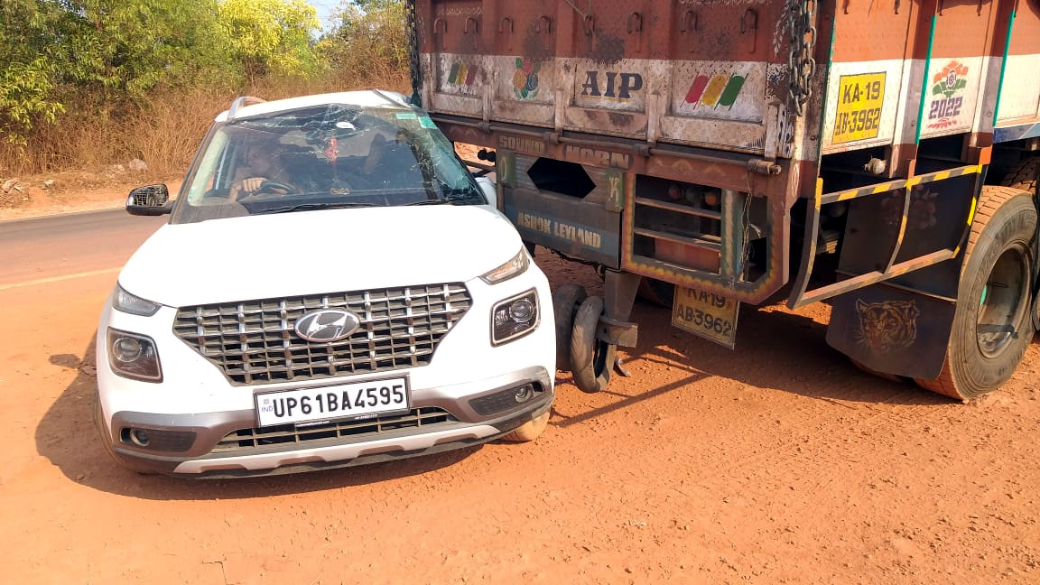 Tourist rams vehicle into stationary truck in Loliem