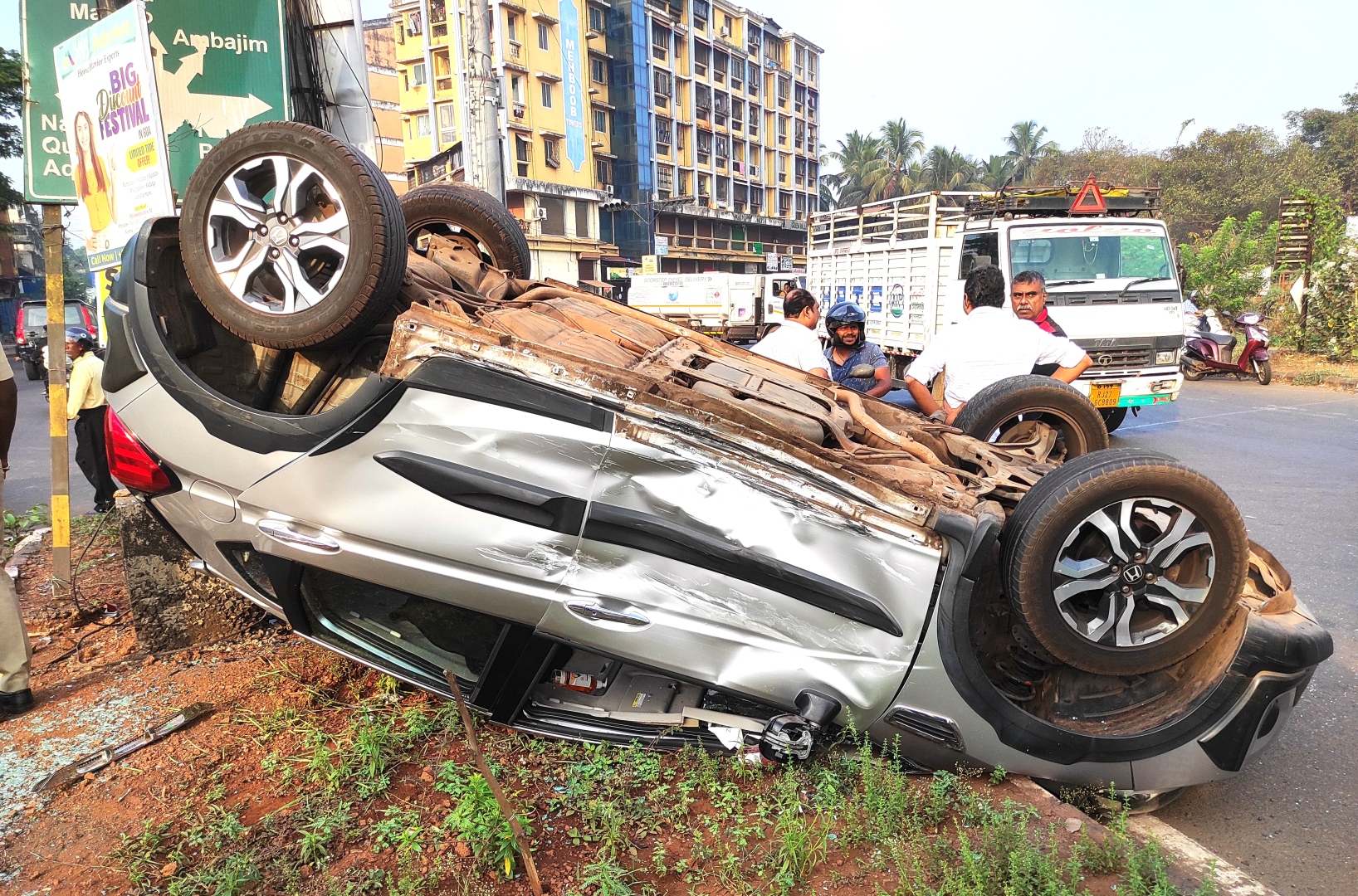 Car turns turtle at Arlem circle