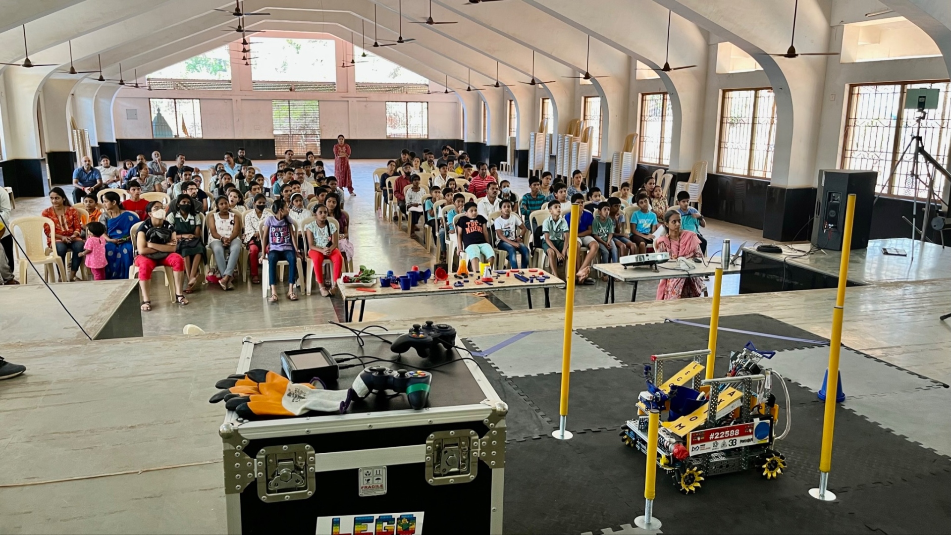 ﻿Robotic demo conducted for students