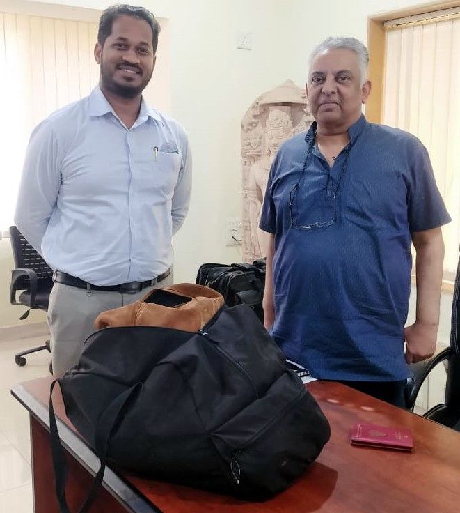 Siolim man finds bag belonging to Russian couple