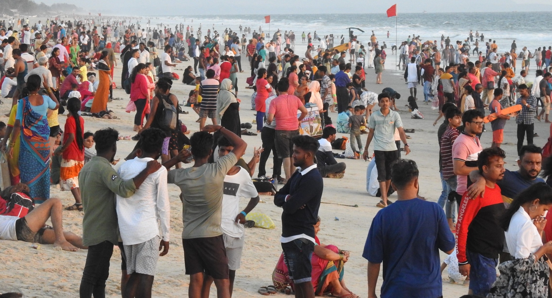 Thousands throng Colva beach belt to beat the heat